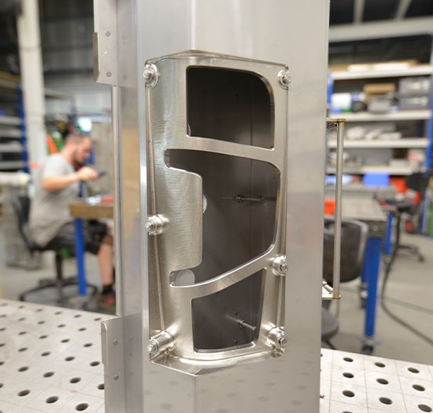 Detailansicht einer Bedampfungsvorrichtung mit einem genauen Blick auf die präzise Konstruktion