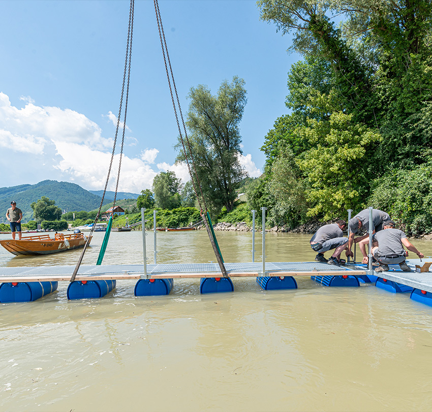 MPH Montage eines Schwimmstegs